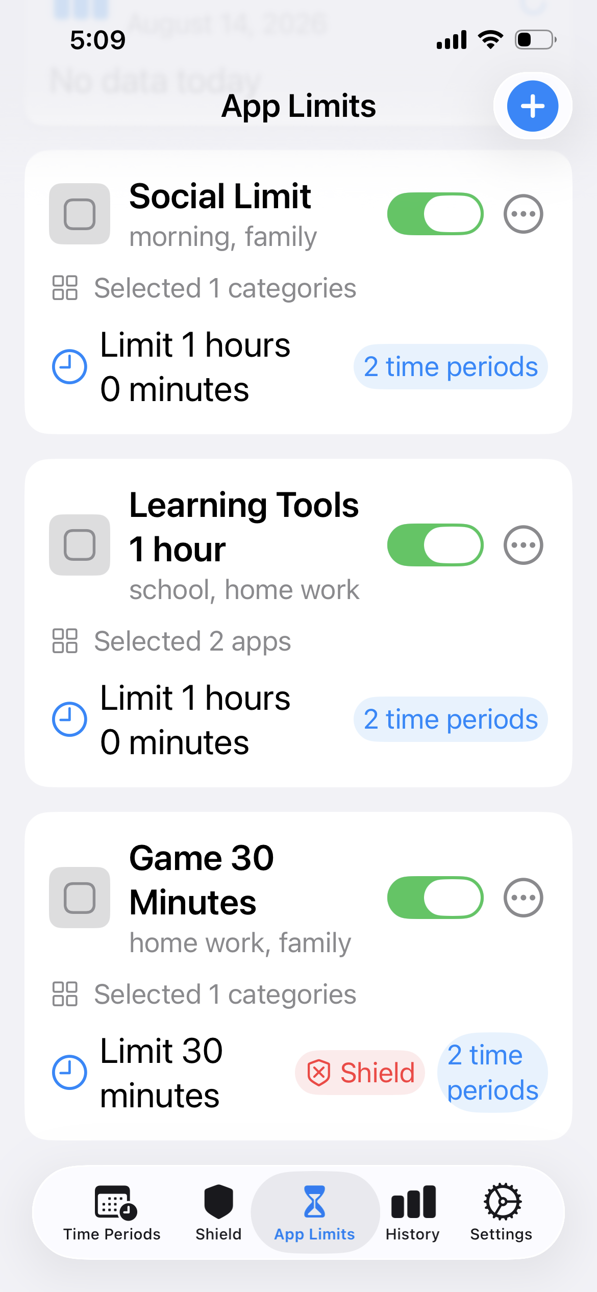 AdaptoのApp Limits画面。SNS、学習ツール、ゲームに時間帯ごとの異なる制限が表示されています。